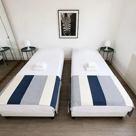 Le Soixante Sept Polygone Deux Avec Parking Apartment